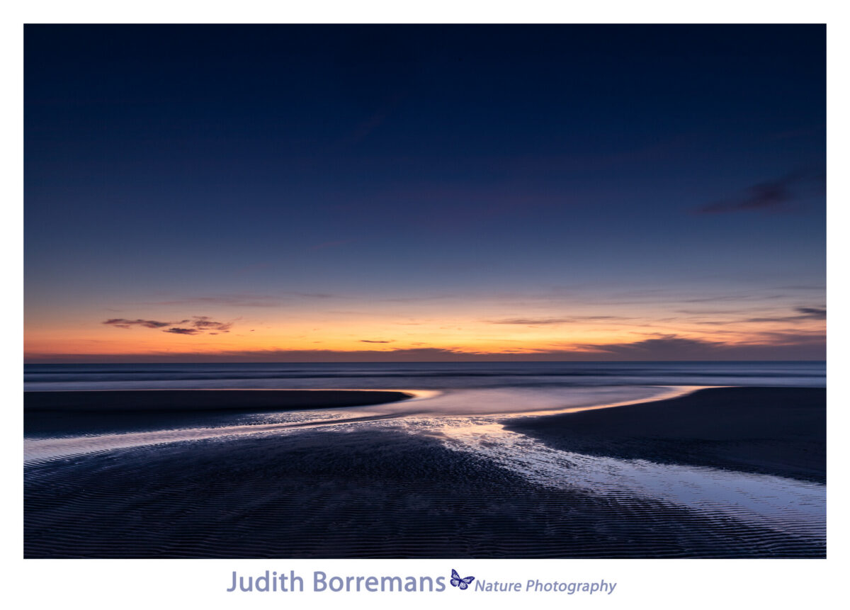 Zonsondergang vanaf het strand in Zeeland bij Vrouwenpolder